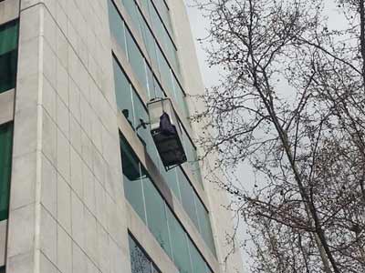limpieza con gondola en altura en Madrid