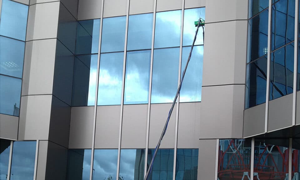 Cómo limpiar ventanas y cristales en altura: procedimientos y - Empresa de limpieza en Madrid MegaserviceLimpiezas